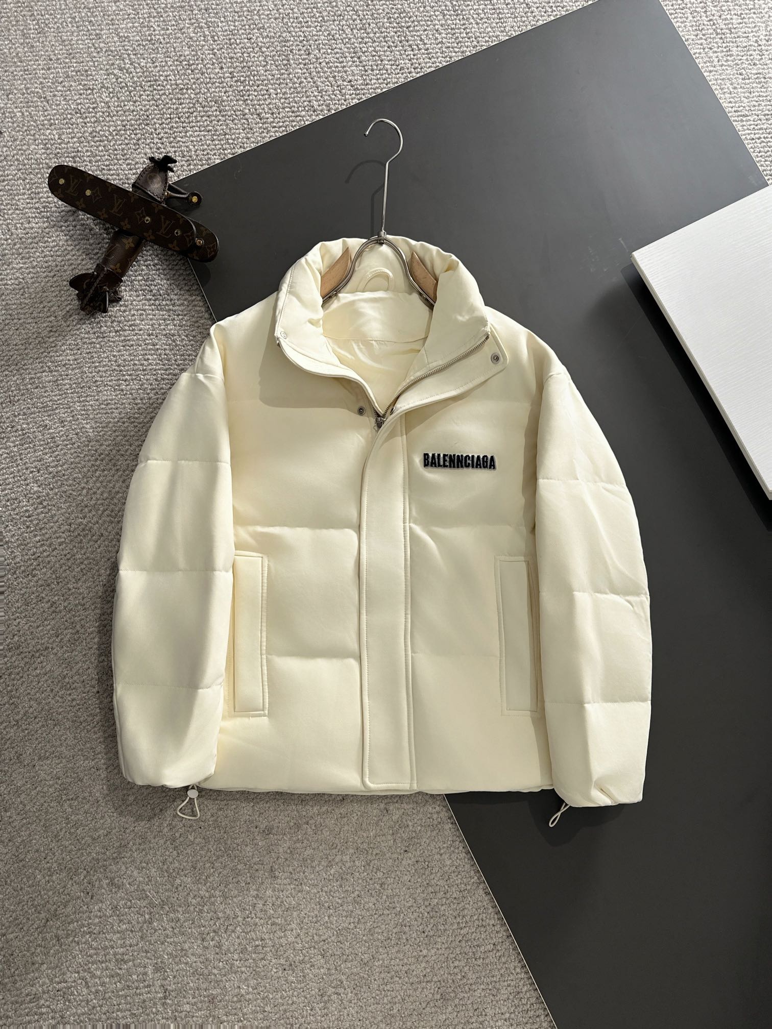 バレンシアガ「Balenciaga」‌2024秋冬最新バーチカルネックダウンジャケット