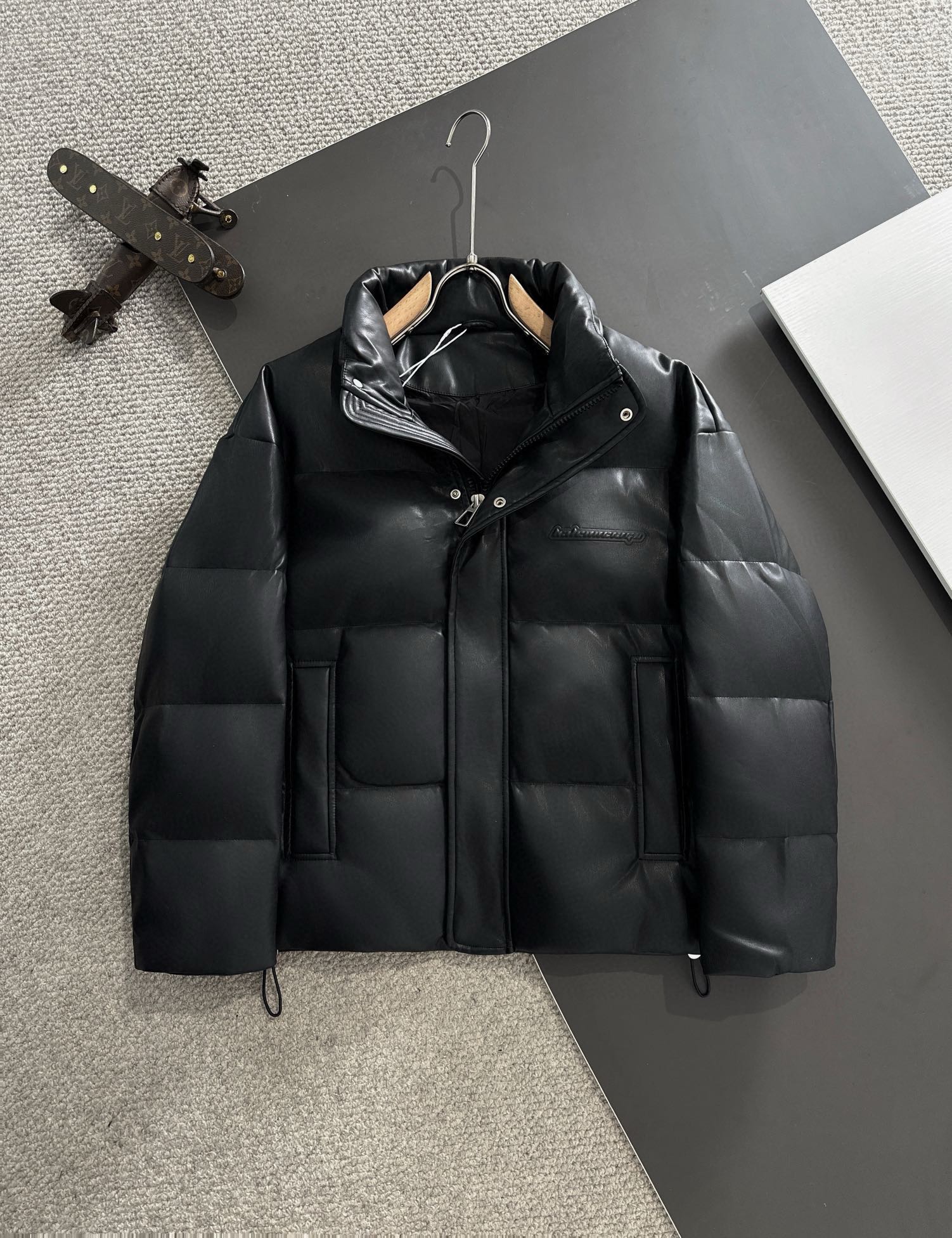 バレンシアガ「Balenciaga」‌2024秋冬最新バーチカルネックダウンジャケット