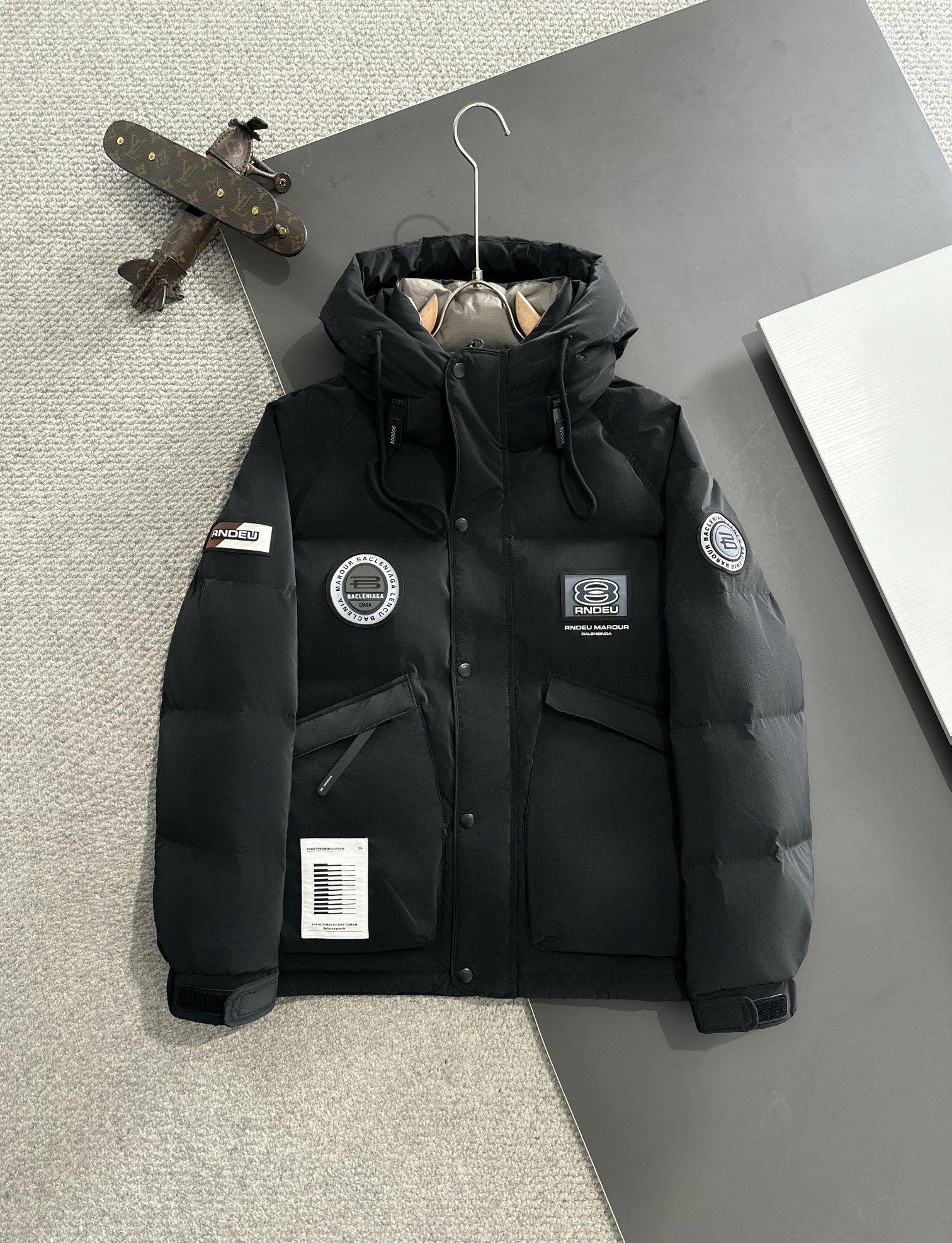 バレンシアガ「Balenciaga」‌2024秋冬最新ダウンジャケット