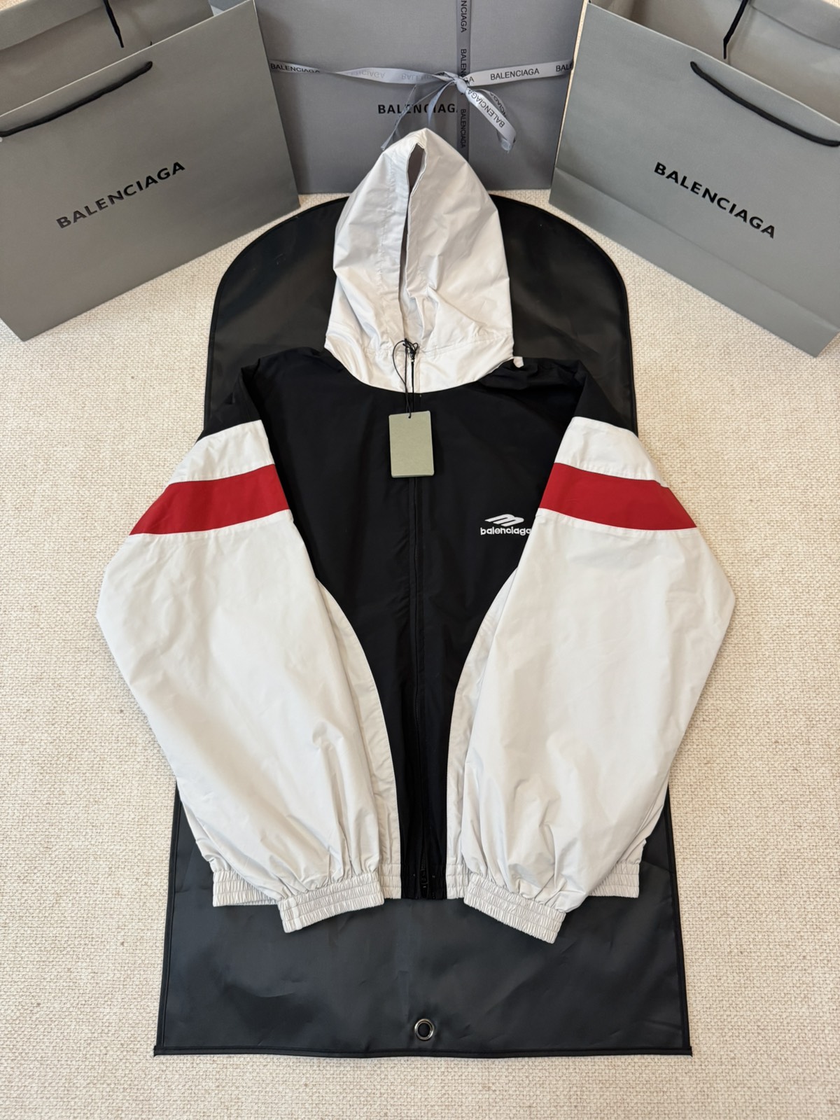 バレンシアガ「Balenciaga」‌赤と黒のエンボス刺繍ジャケット-ISETAN PRESTIGE CURATED
