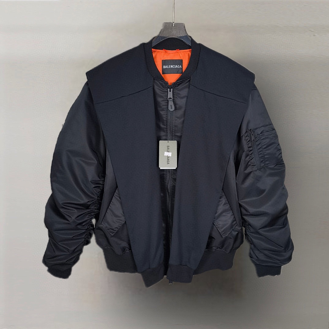 バレンシアガ「Balenciaga」‌秋冬コレクションのダブルキャップパッチワークフライトジャケット-ISETAN PRESTIGE CURATED