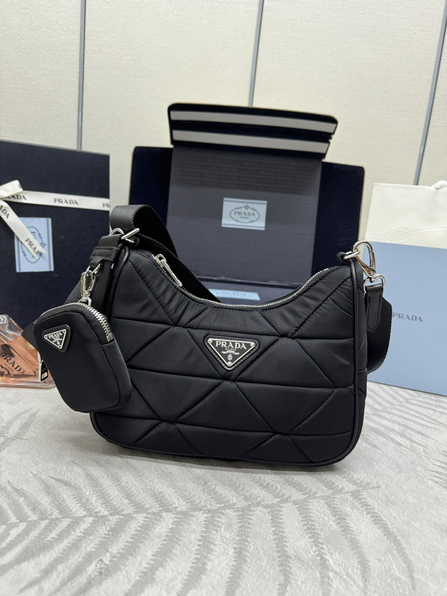 プラダ「Prada」 レ・ミニマ ナイロン ショルダーバッグ