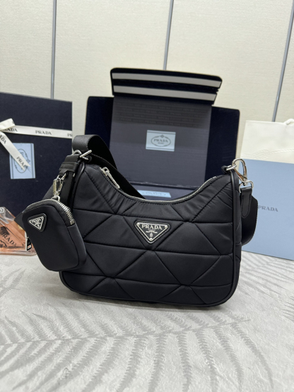 プラダ「Prada」 レ・ミニマ ナイロン ショルダーバッグ