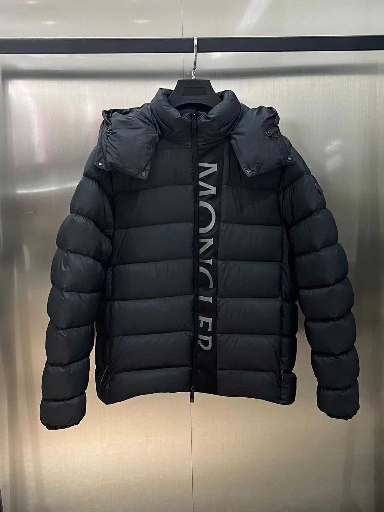 モンクレール「Moncler」ブラックウォリアー ショート ダウンジャケット