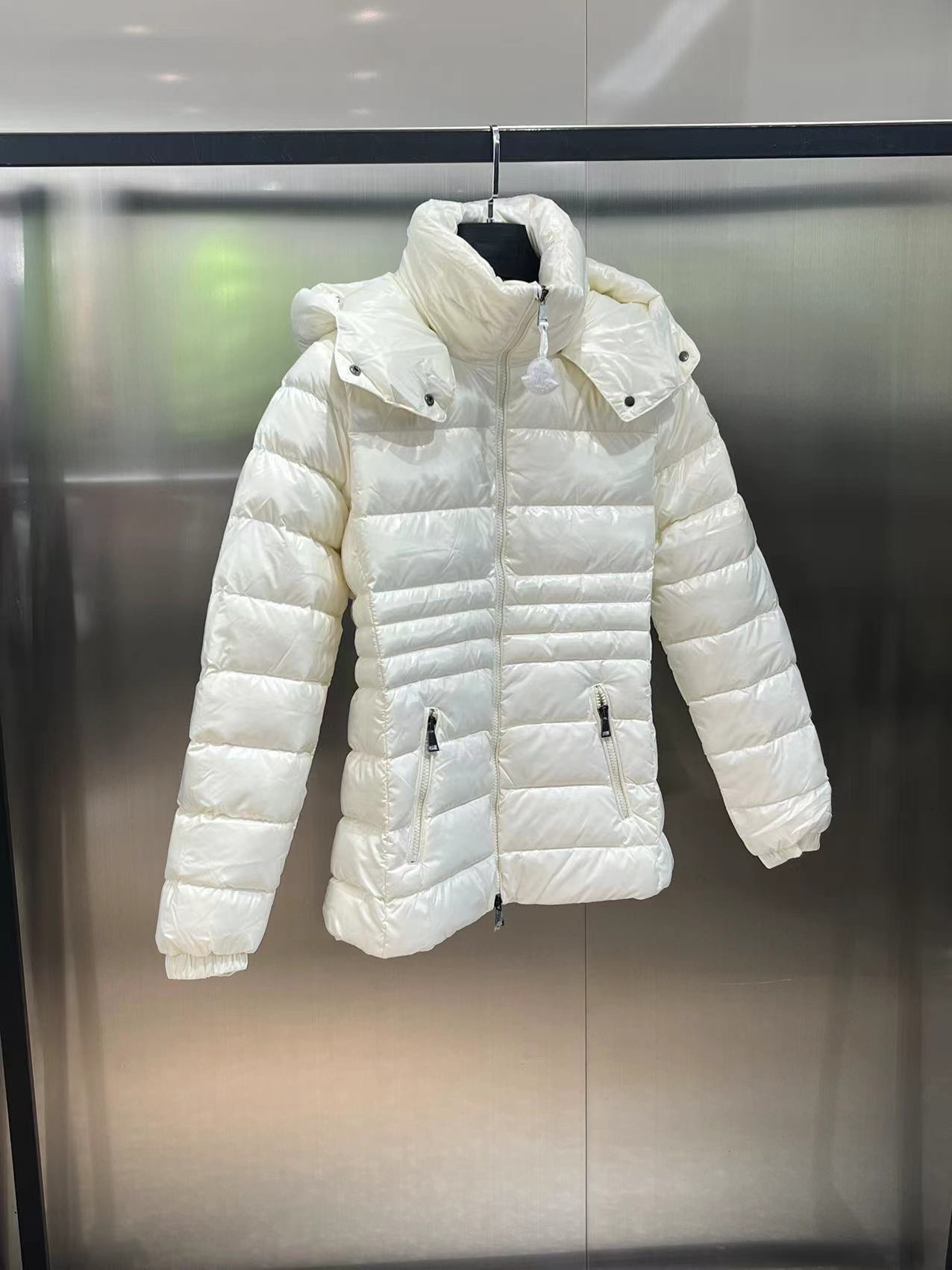 モンクレール「Moncler」フード付き スリムフィット ダウンジャケット レディース