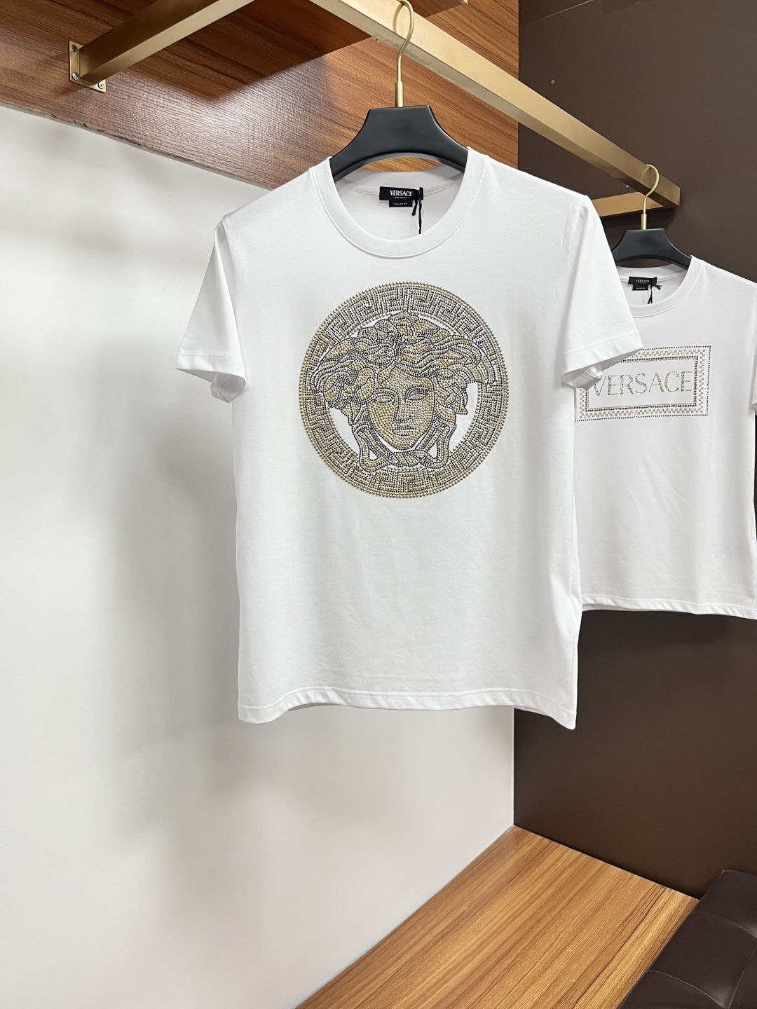 ヴェルサーチ「Versace」25SS クリスタルスワロフスキービーズ ラウンドネックTシャツ