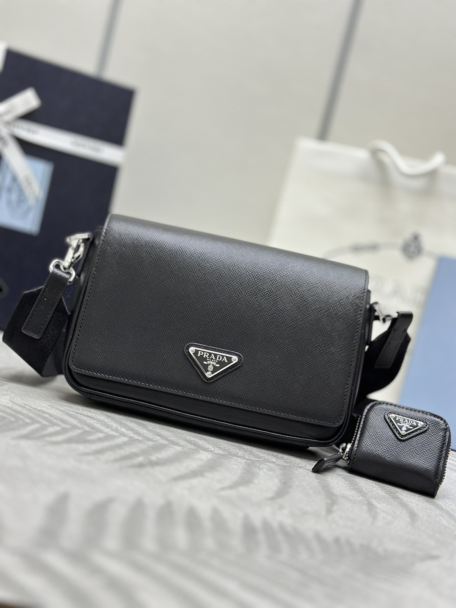 プラダ「Prada」サフィアーノ レザー フラップ ショルダーバッグ