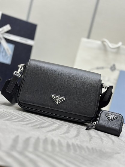 プラダ「Prada」サフィアーノ レザー フラップ ショルダーバッグ
