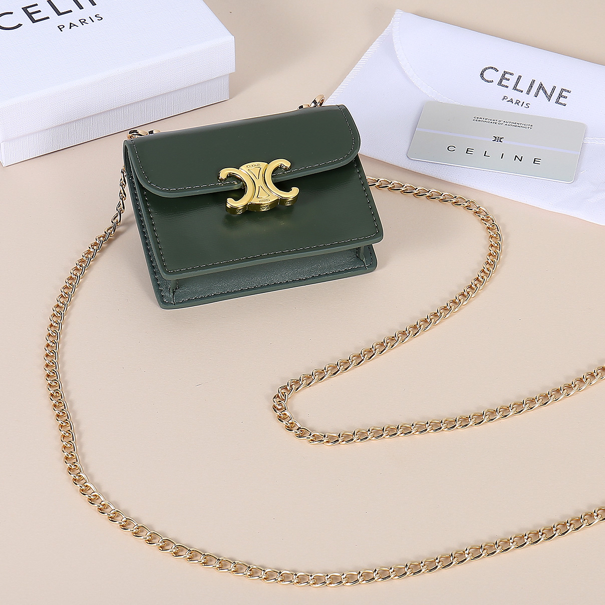 セリーヌ「Celine」新作 チェーン付き TRIOMPHE カードケース
