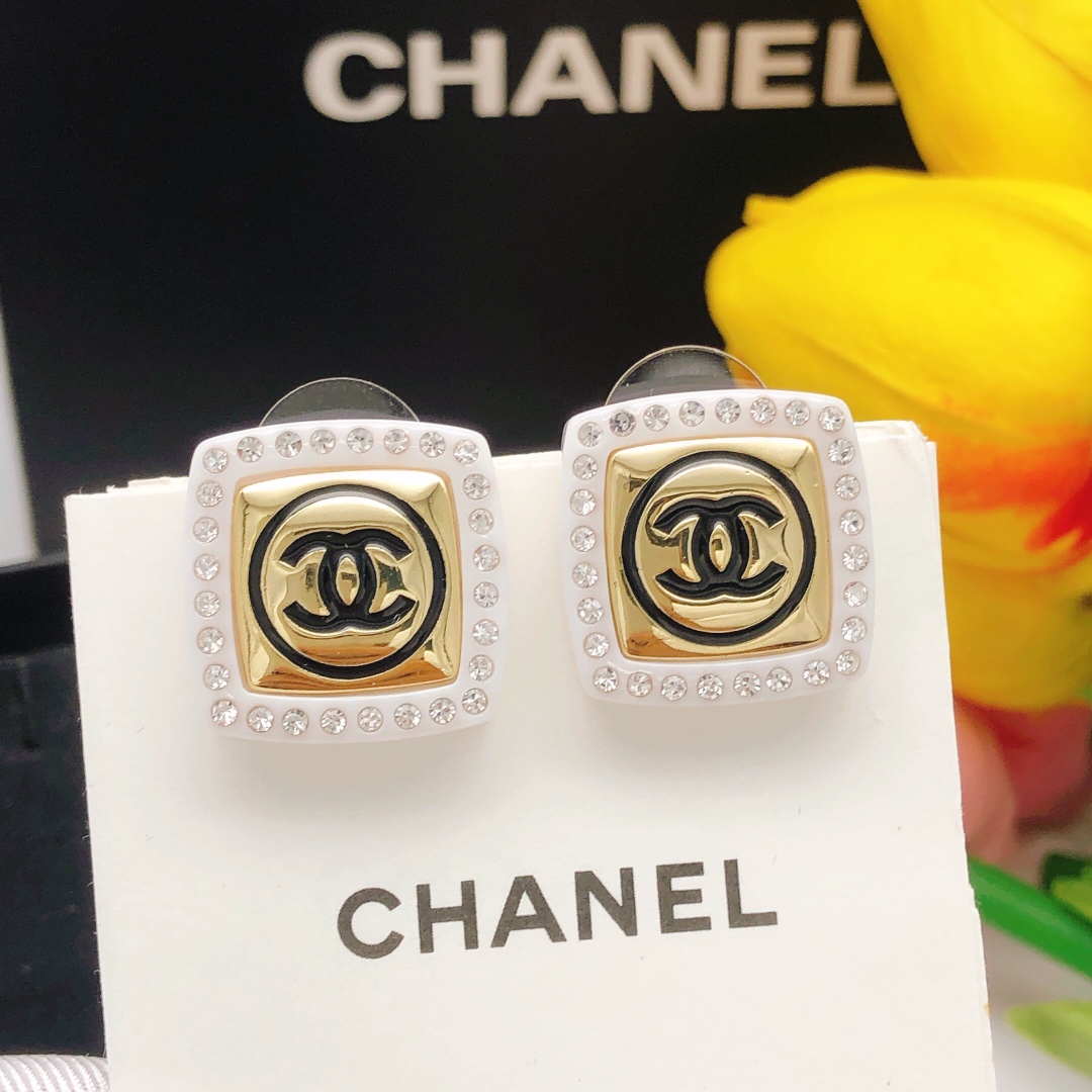 シャネル「Chanel」クラシック ダブルC ホワイト スクエア ピアス