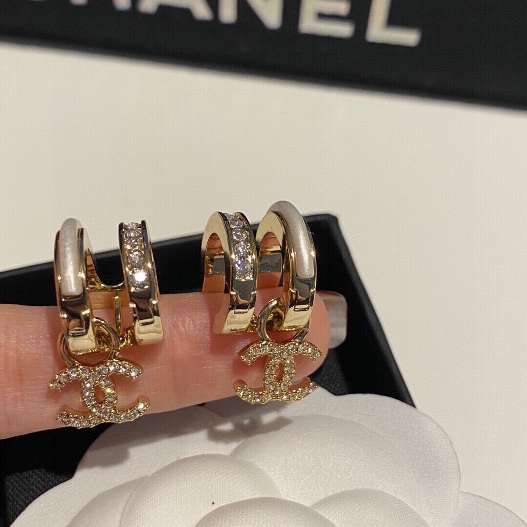 シャネル「Chanel」マザーオブパール ダブルC ダイヤモンド ピアス
