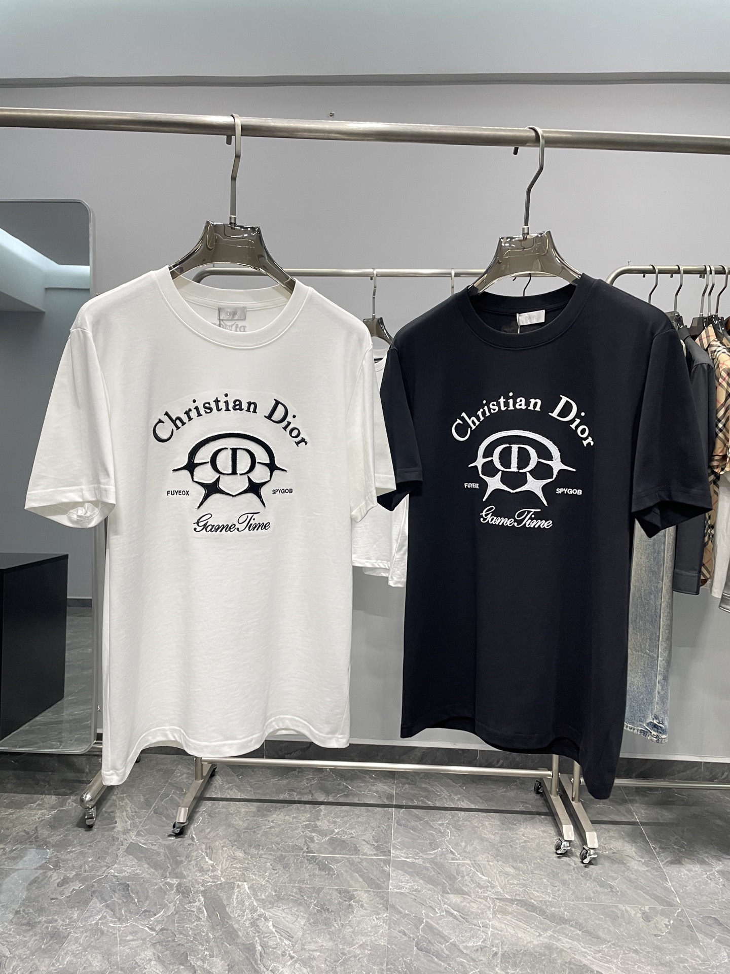 ディオール「Dior」CDロゴ立体刺繍半袖Tシャツ