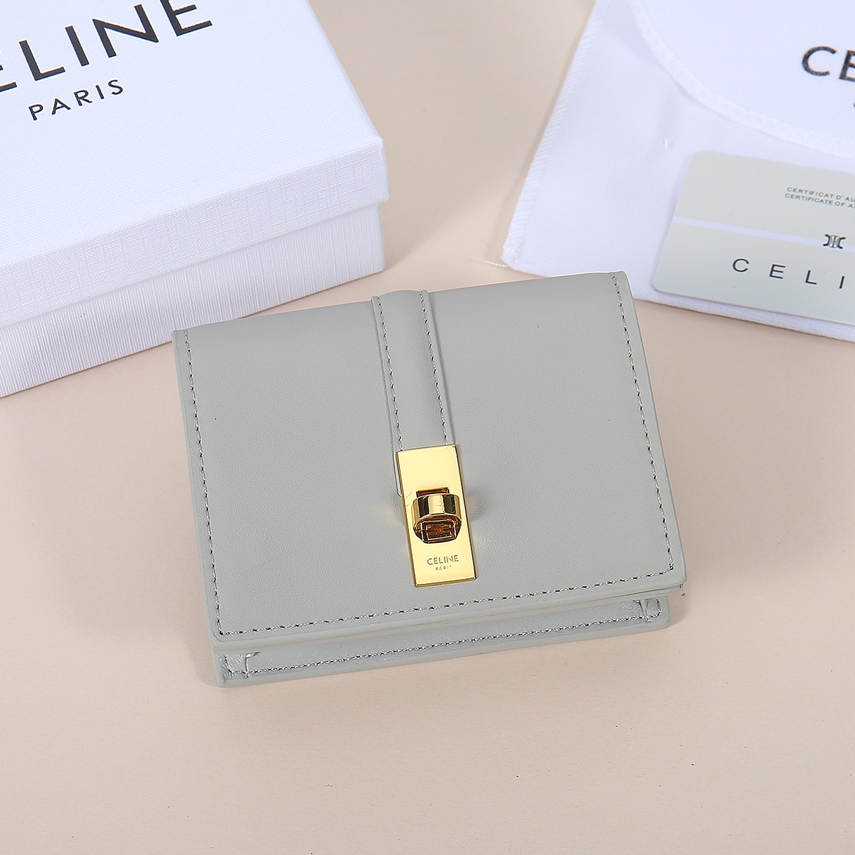 セリーヌ「Celine」 TRIOMPHE フラップカードケース
