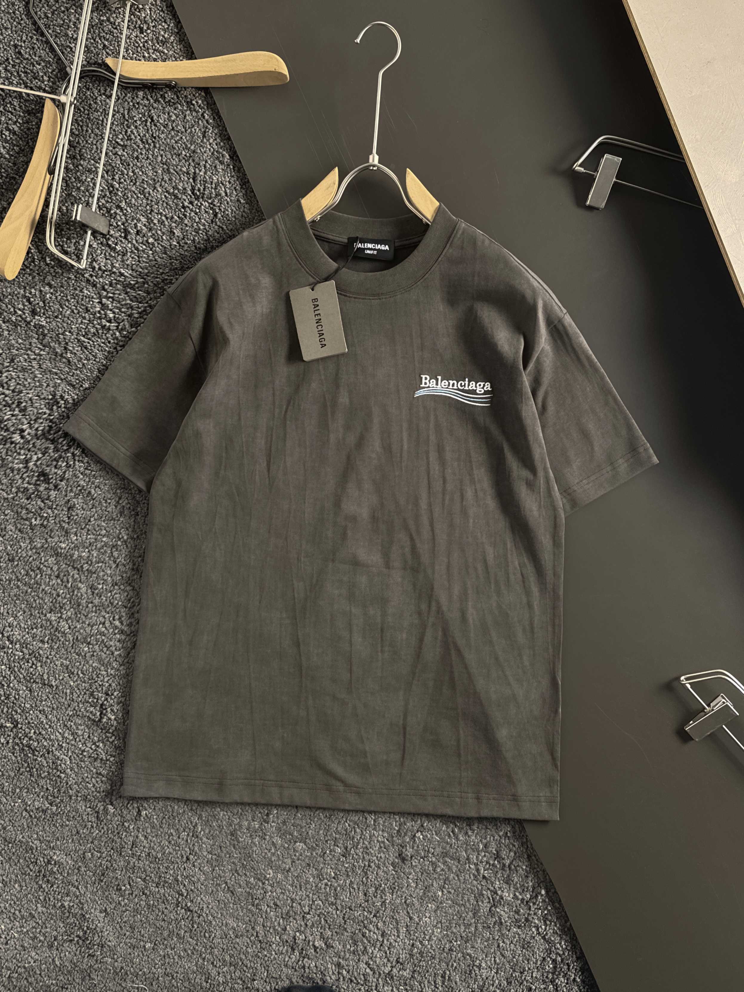 バレンシアガ「Balenciaga」ウェーブ コーラ レター エンブロイダリー Tシャツ