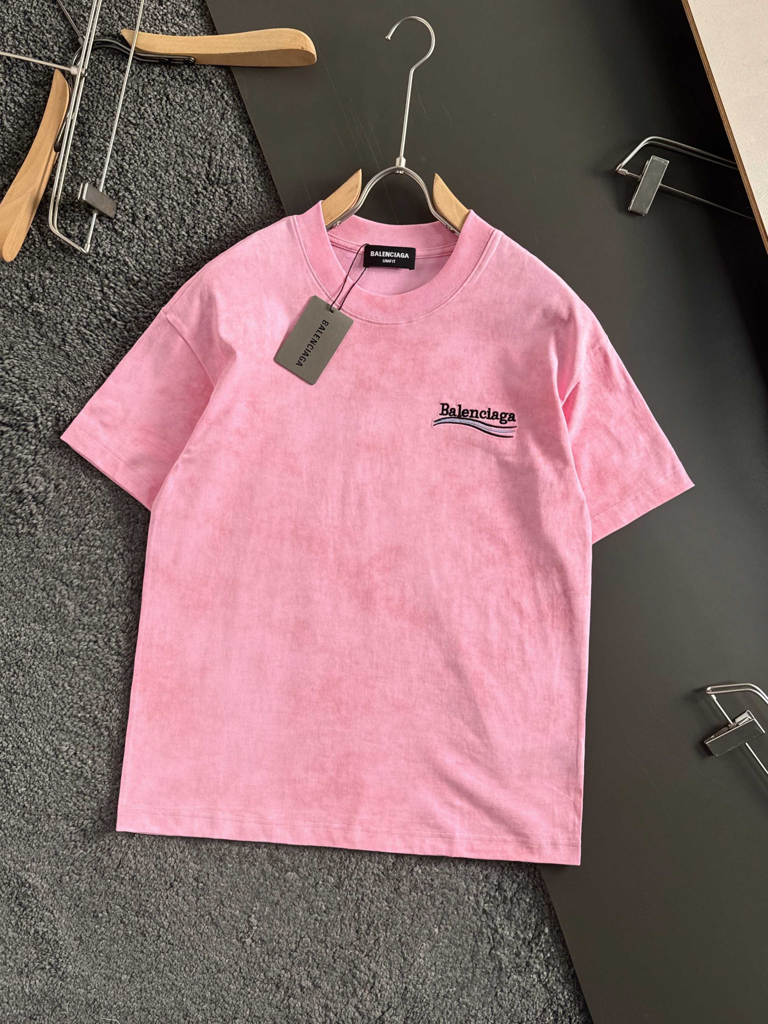 バレンシアガ「Balenciaga」ウェーブ コーラ レター エンブロイダリー Tシャツ