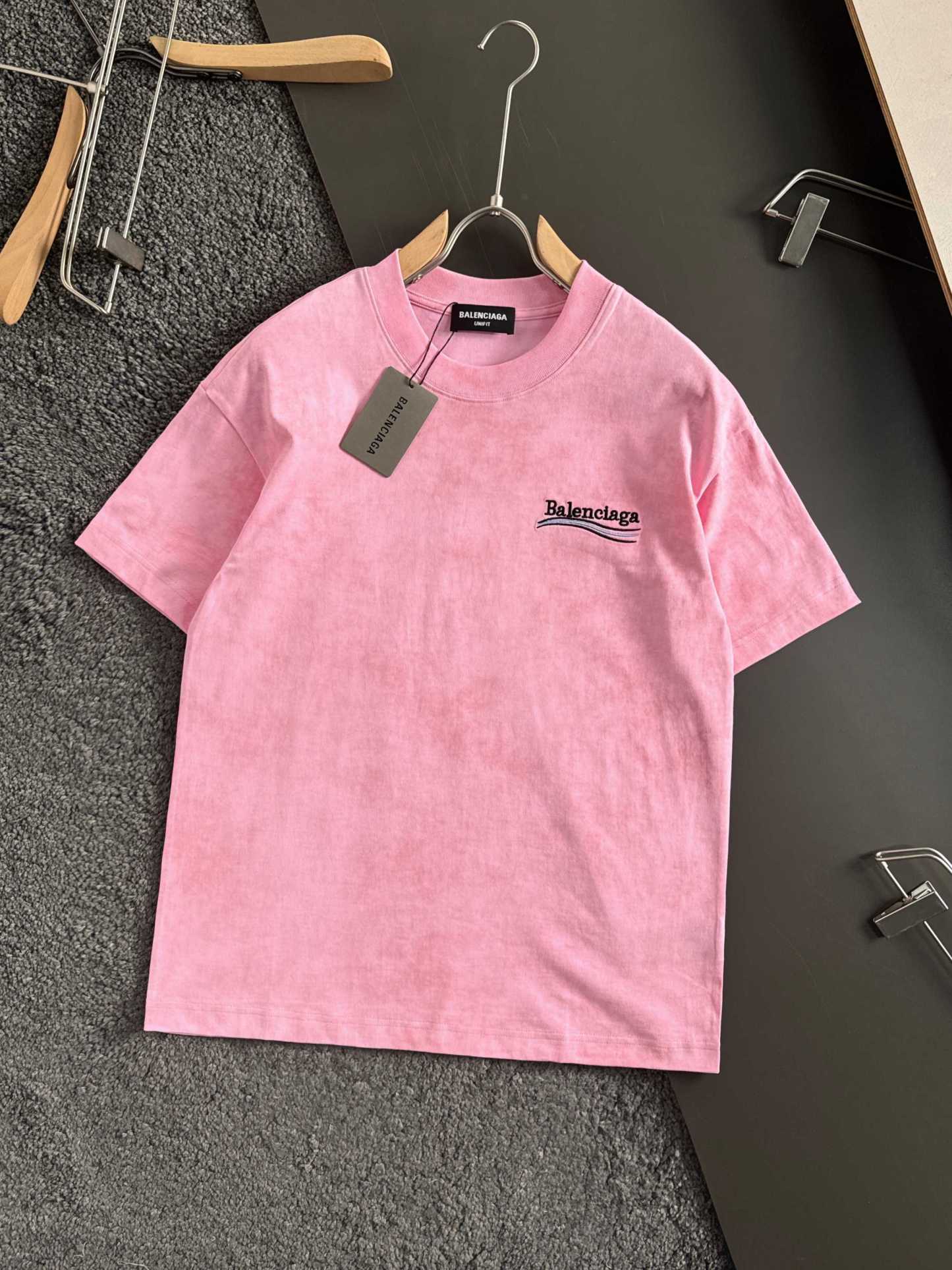 バレンシアガ「Balenciaga」ウェーブ コーラ レター エンブロイダリー Tシャツ