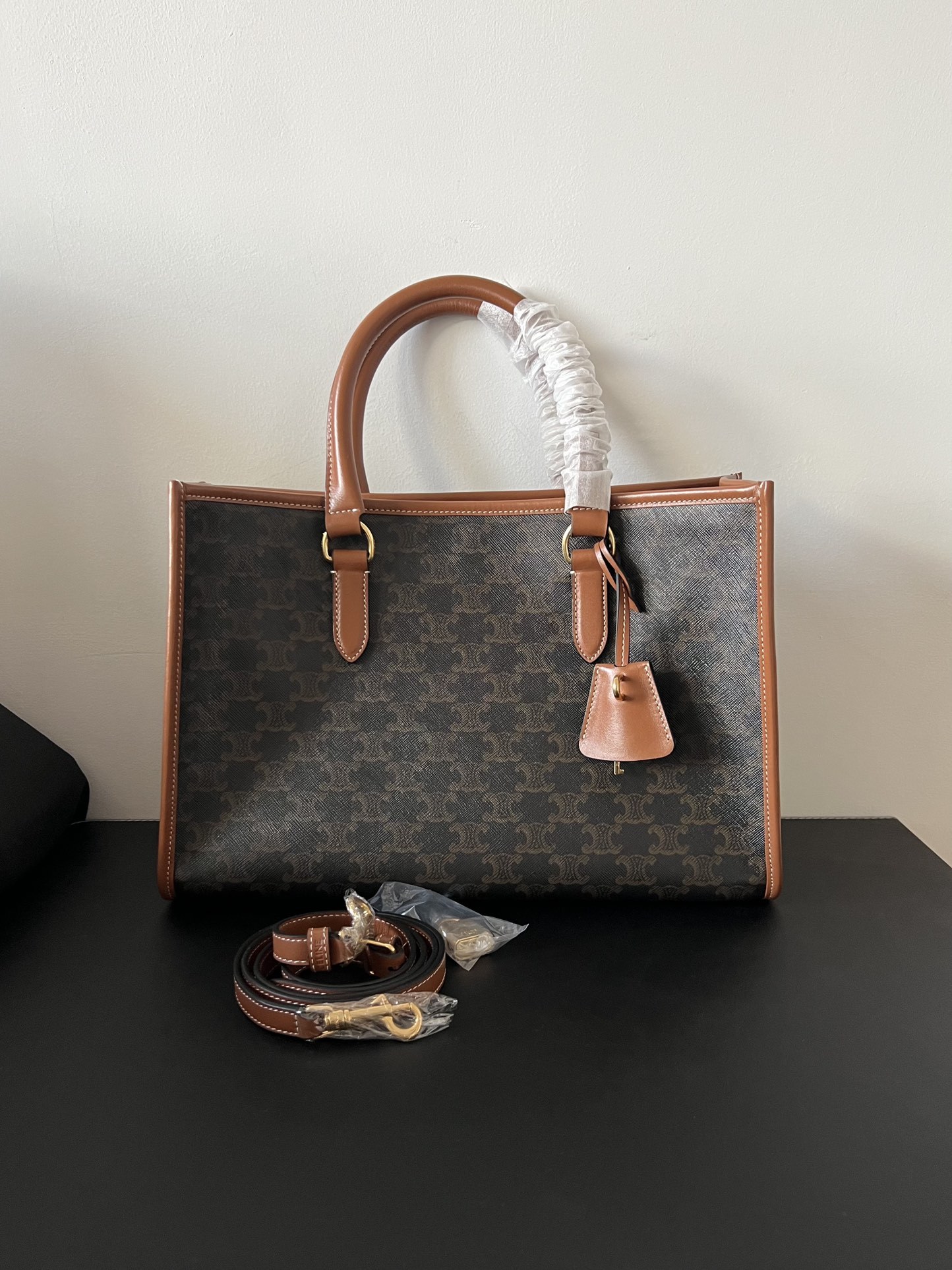 セリーヌ「Celine」TRIOMPHE モノグラム レザー トートバッグ