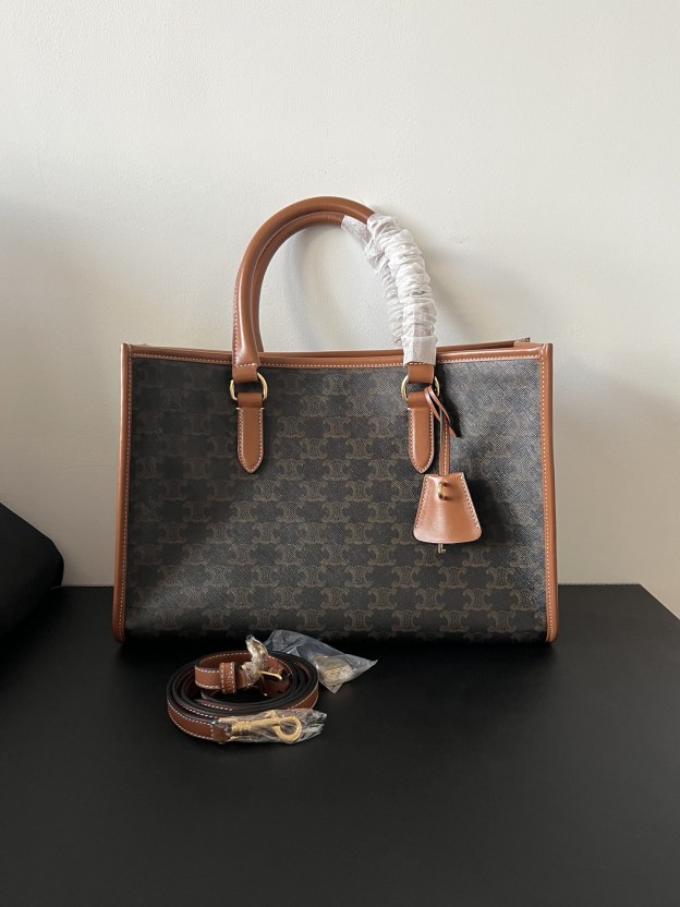 セリーヌ「Celine」TRIOMPHE モノグラム レザー トートバッグ