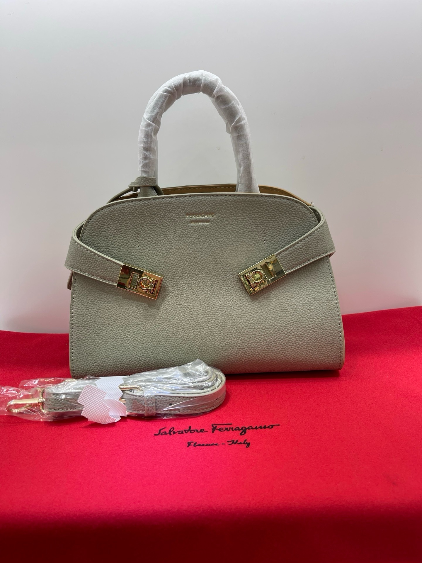 フェラガモ「Ferragamo」Hug ミニショルダーバッグ