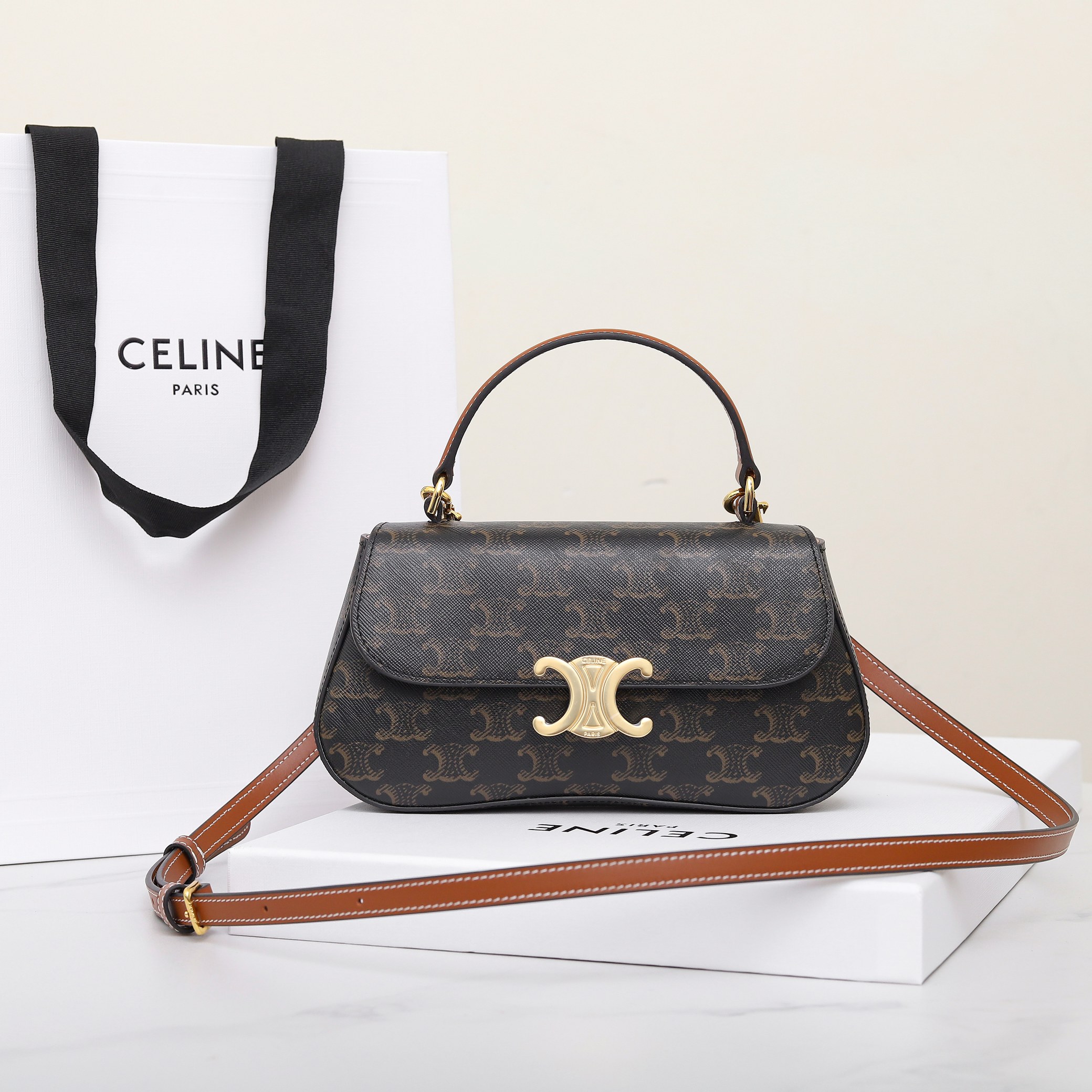 セリーヌ「Celine」Lola トライアンフ ショルダーバッグ