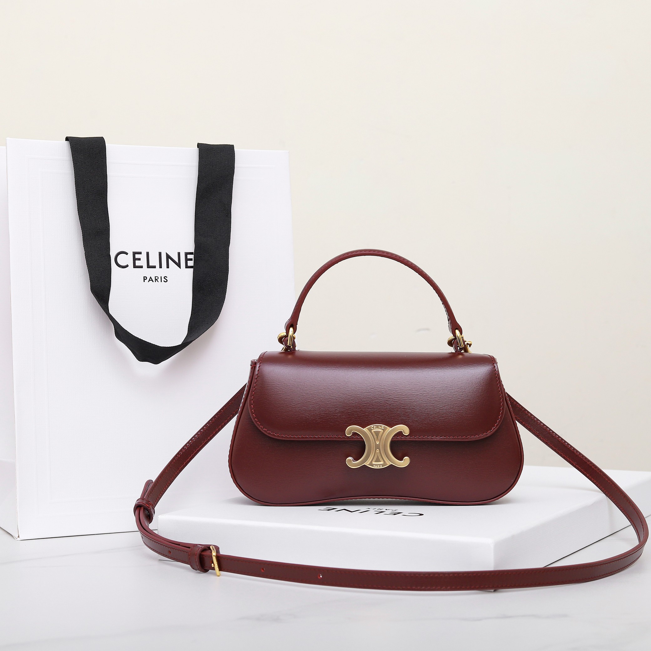 セリーヌ「Celine」Lola トライアンフ ショルダーバッグ