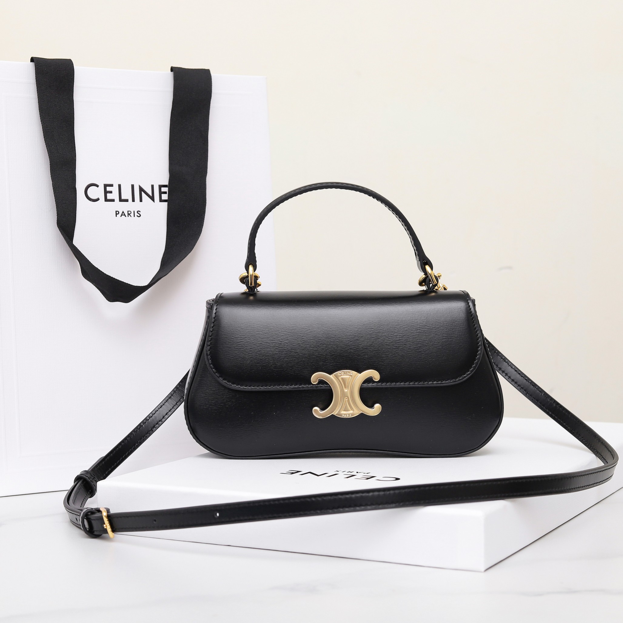 セリーヌ「Celine」Lola トライアンフ ショルダーバッグ