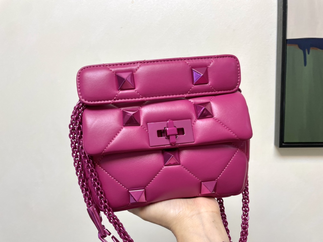 ヴァレンティノ「Valentino」ガラヴァーニ ローマン スタッド レザー ショルダーバッグ