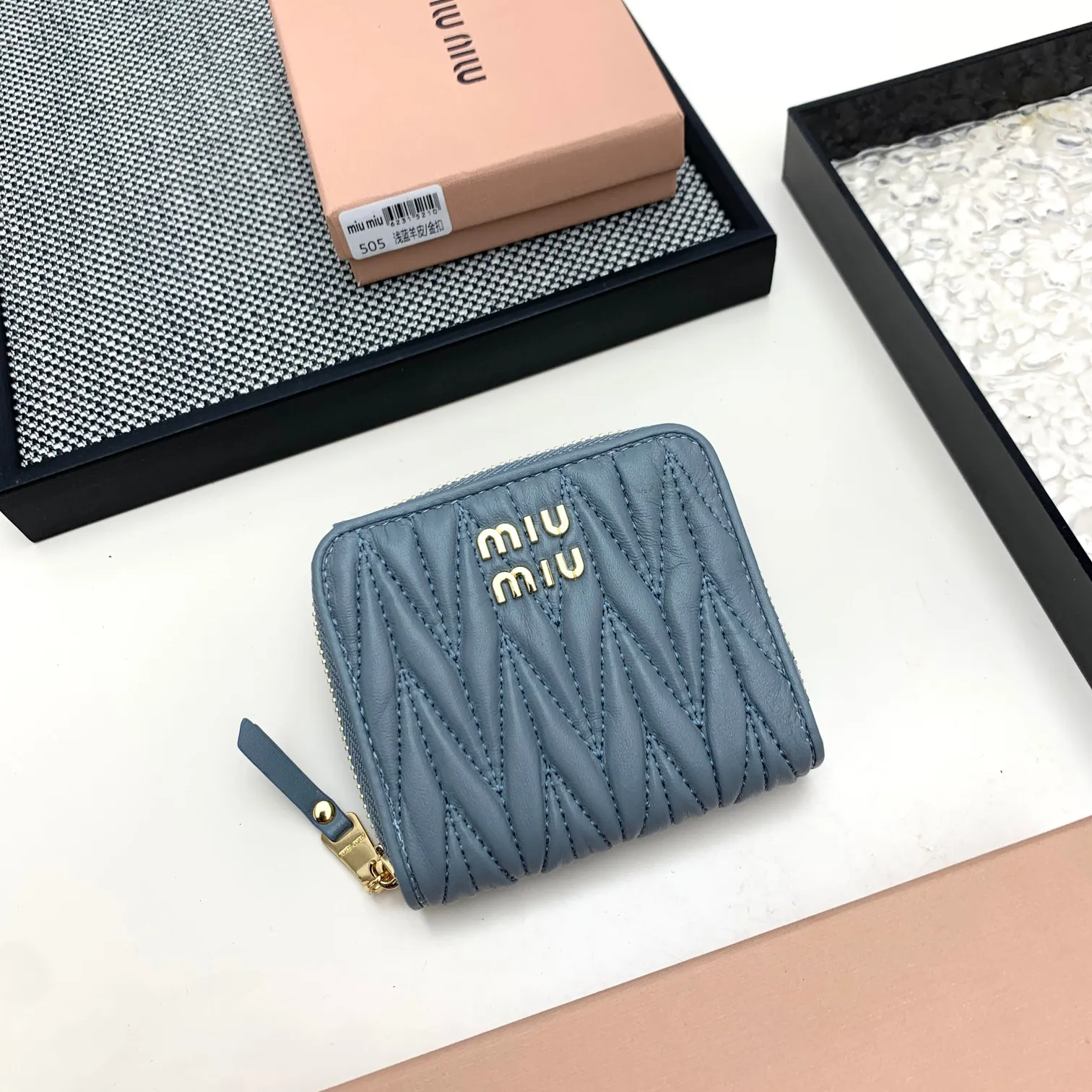 ミュウミュウ「Miu Miu」マテラッセレザー  ジップアラウンド財布