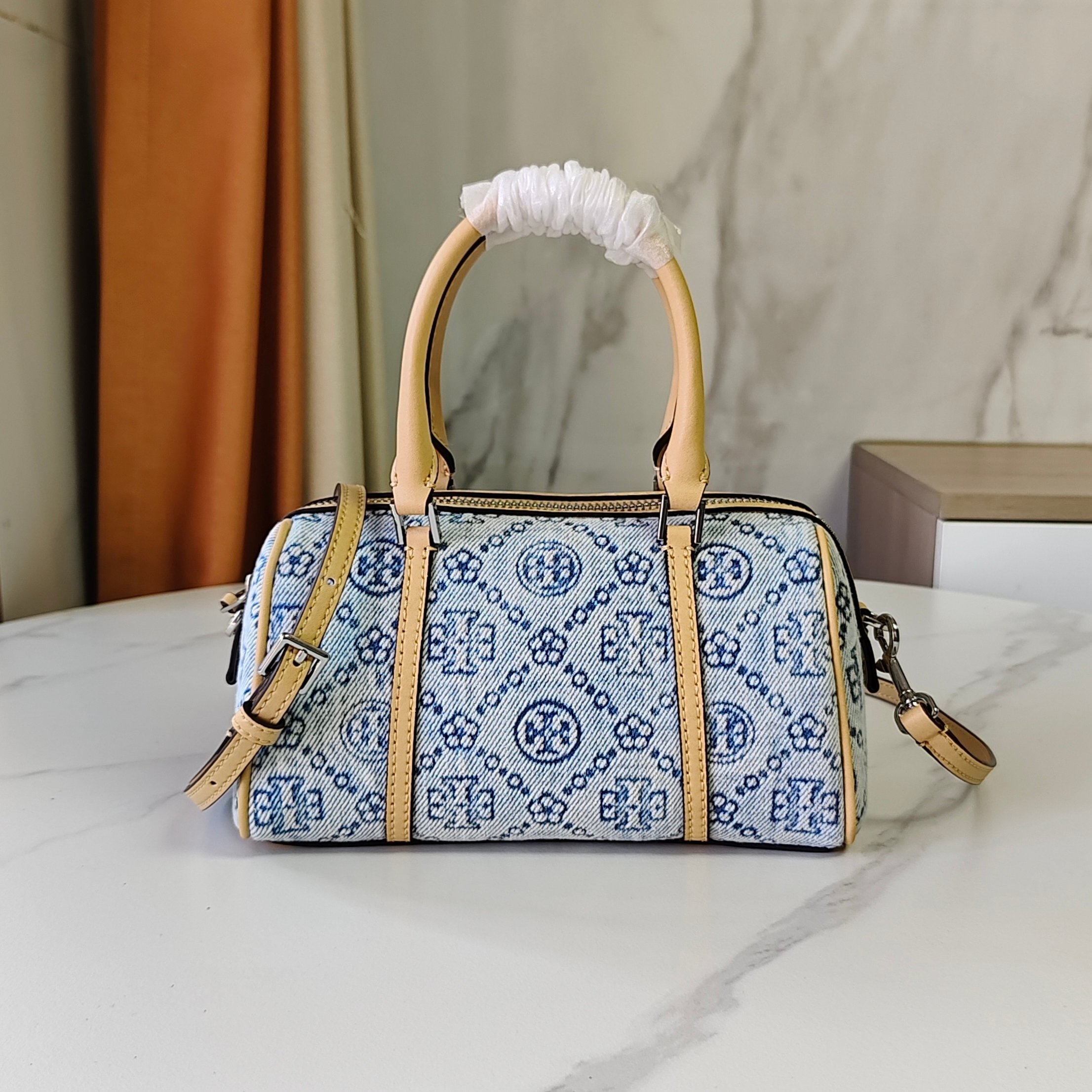 トリー バーチ「Tory Burch」トーリーバーチ T Monogram デニム ピローショルダーバッグ