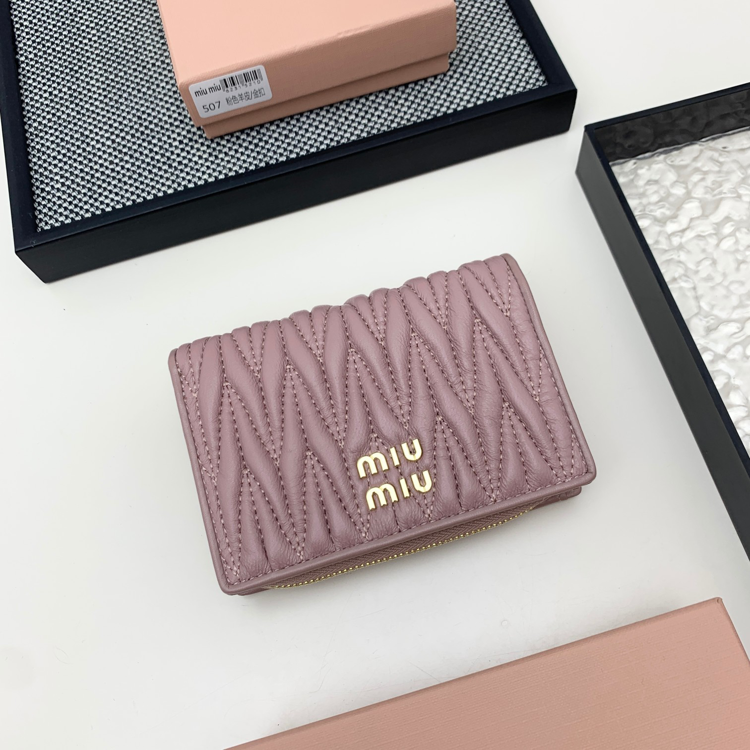 ミュウミュウ「Miu Miu」マテラッセレザー ジップアラウンド 折り財布
