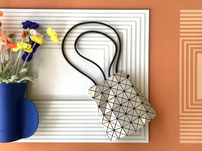 イッセイ・ミヤケ「Issey Miyake」限定 レーザー クリームイエロー ミニ バケットバッグ