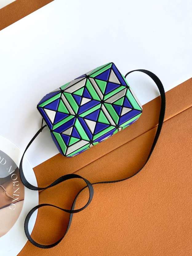 イッセイ・ミヤケ「Issey Miyake」BAO BAO LUCENT 6×6 トートバッグ