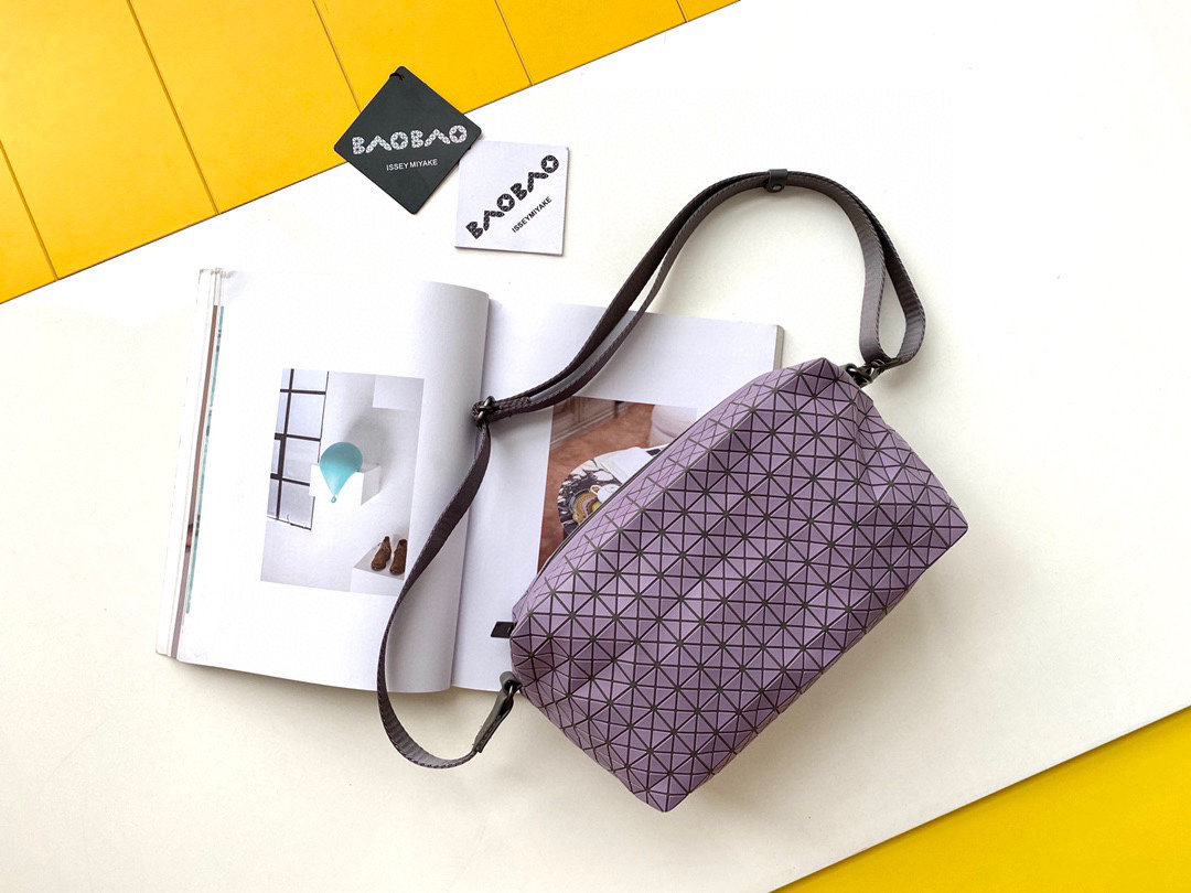 イッセイ・ミヤケ「Issey Miyake」KURO サドルバッグ