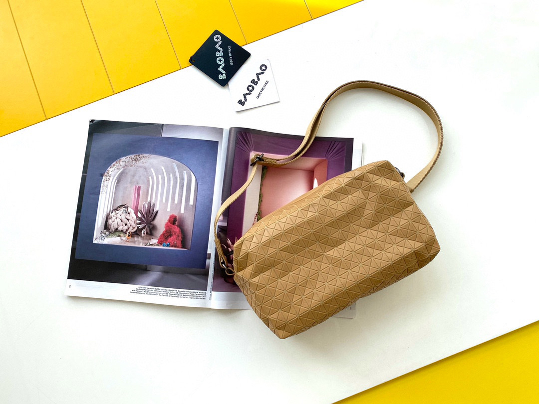 イッセイ・ミヤケ「Issey Miyake」KURO サドルバッグ