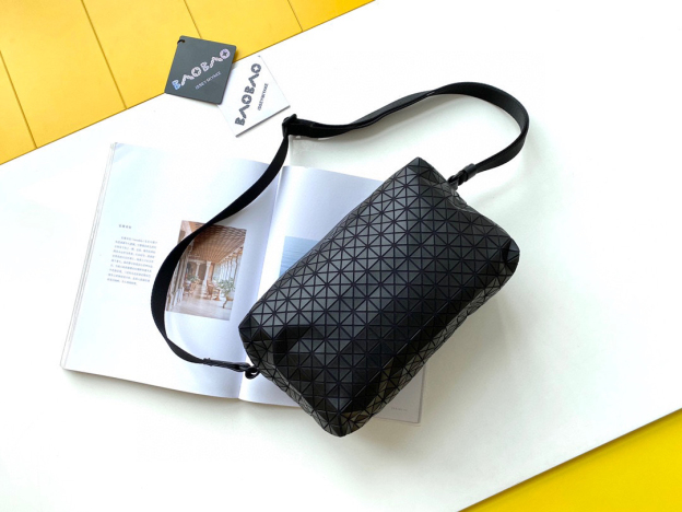 イッセイ・ミヤケ「Issey Miyake」KURO サドルバッグ