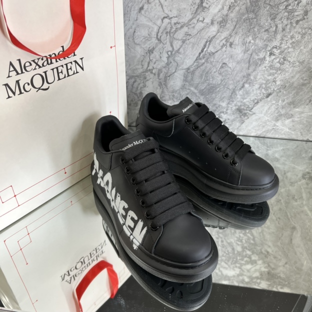 アレキサンダー・マックイーン［Alexander McQueen］Oversized Sneaker "Silk-Gloss Leather" スニーカー