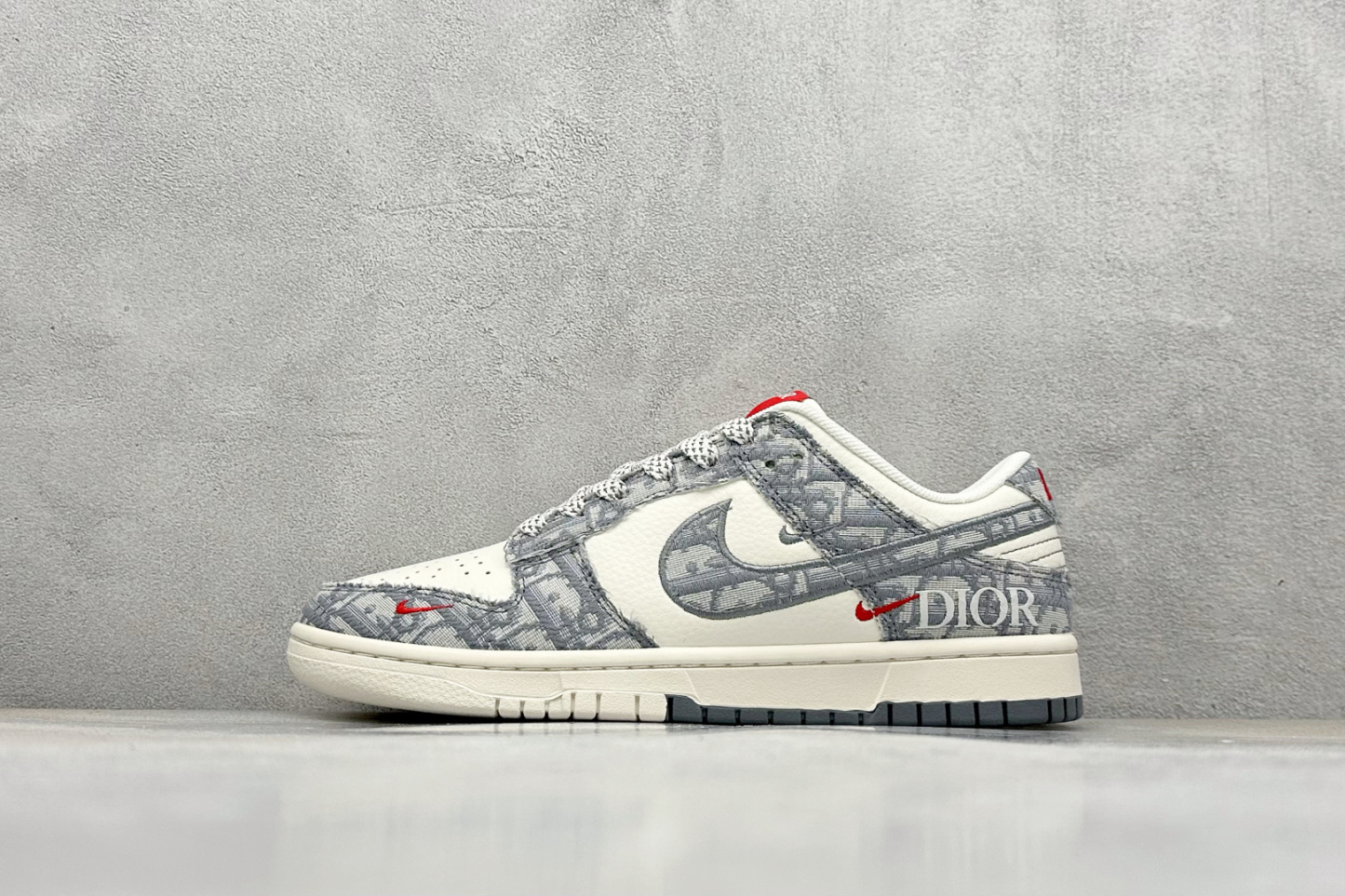 「コラボモデル」Dior x Nike SB Dunk Low "White Ink Blue" スニーカー