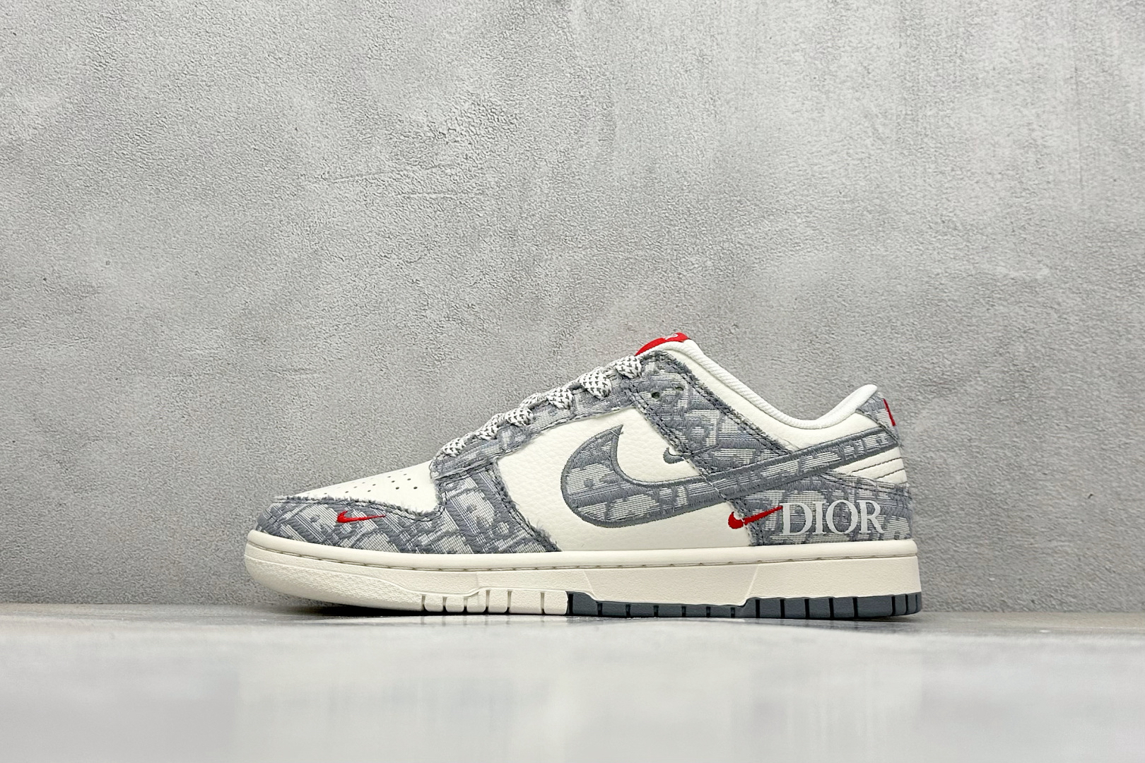 「コラボモデル」Dior x Nike SB Dunk Low "White Ink Blue" スニーカー