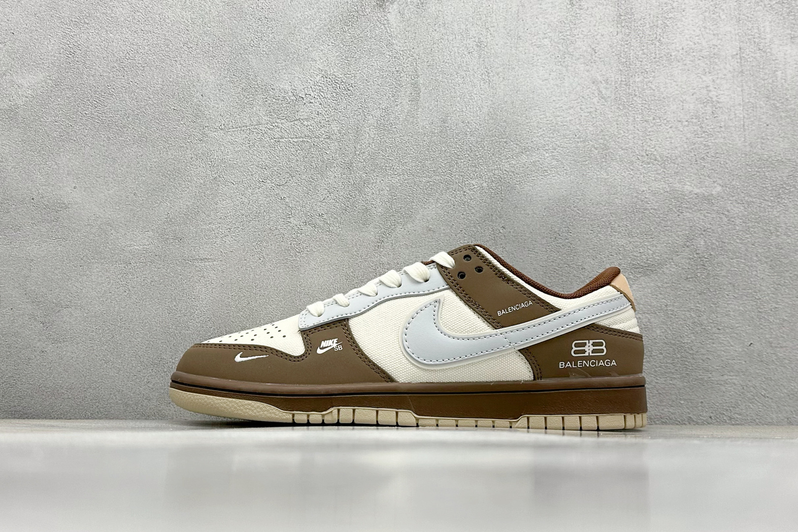 「コラボモデル」Balenciaga x NikeSB Dunk Low "White/Brown/Grey Mini Swoosh" スケートシューズ