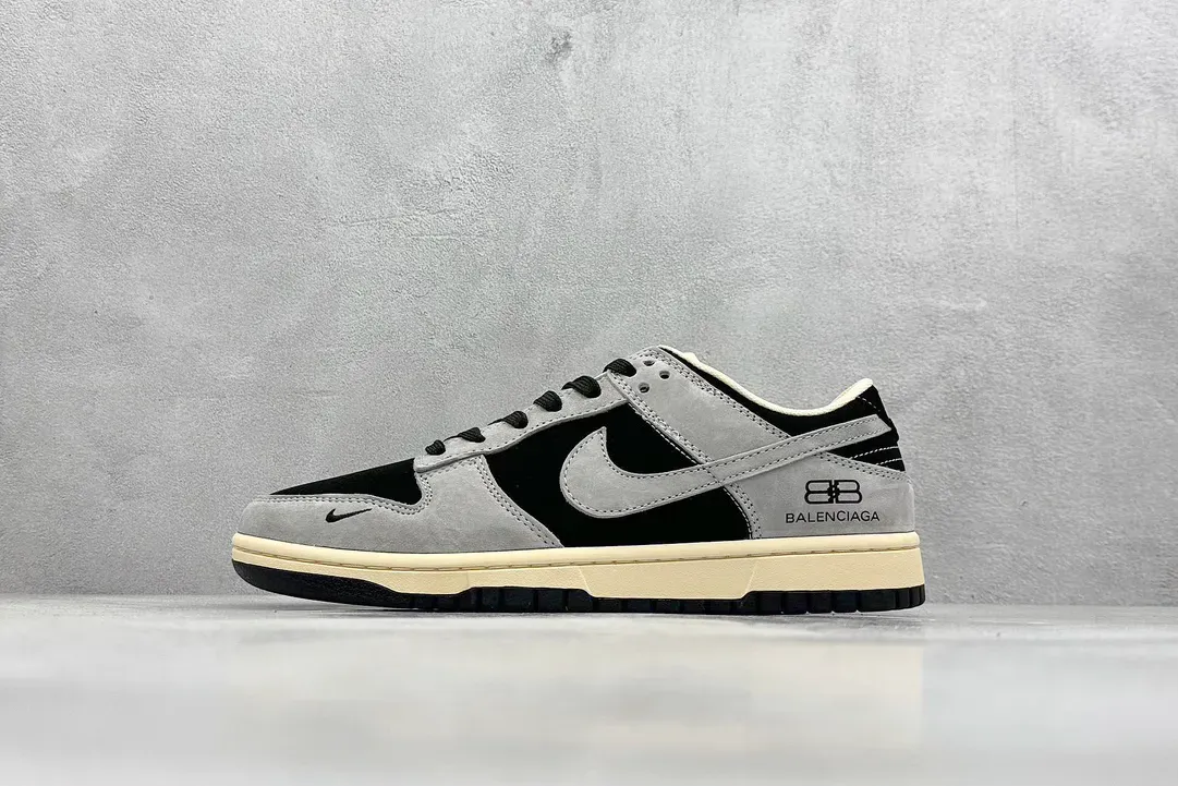 「コラボモデル」Balenciaga x Nike SB Dunk Low "White/Brown/Grey Mini Swoosh" スケートシューズ