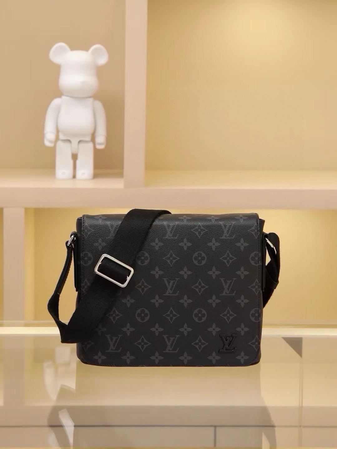 ルイ・ヴィトン「Louis Vuitton」District モノグラム・エクリプス スモール メッセンジャーバッグ