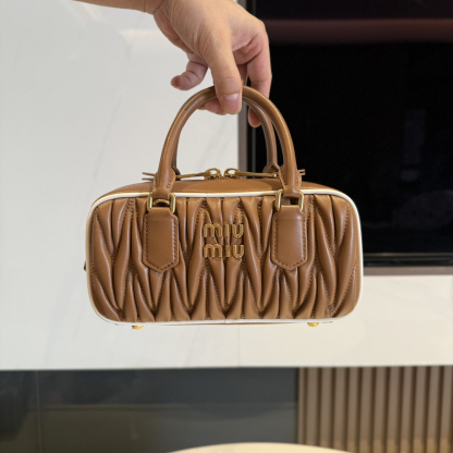 ミュウミュウ「Miu Miu」ヒツジ革の木目がレトロな小さめのバッグです