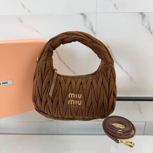 ミュウミュウ「Miu Miu」ワンダー マトラッセ スエードバッグ