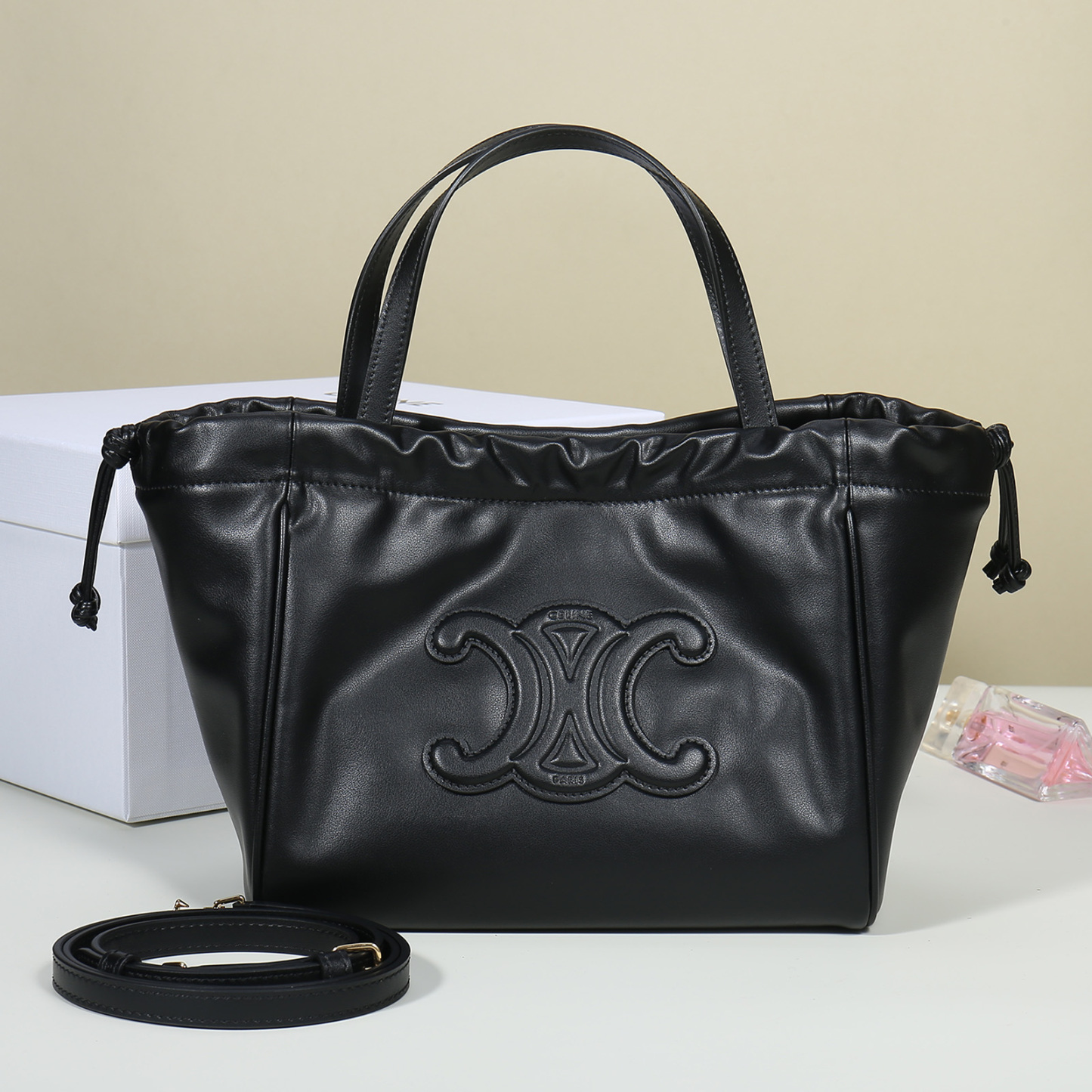 セリーヌ「Celine」トリアンンフ スムースレザー ドローストリングバッグ