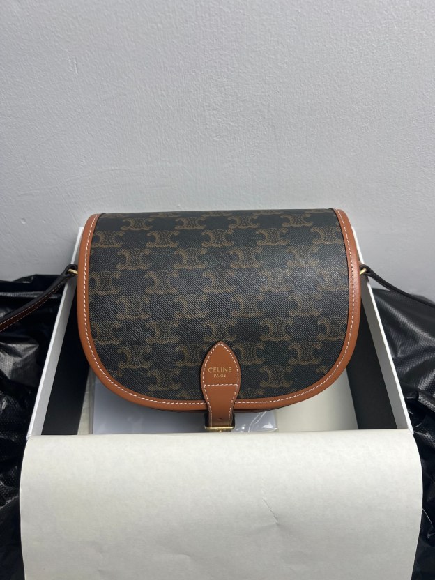 セリーヌ「Celine」トリアンフ モノグラム サドルバッグ