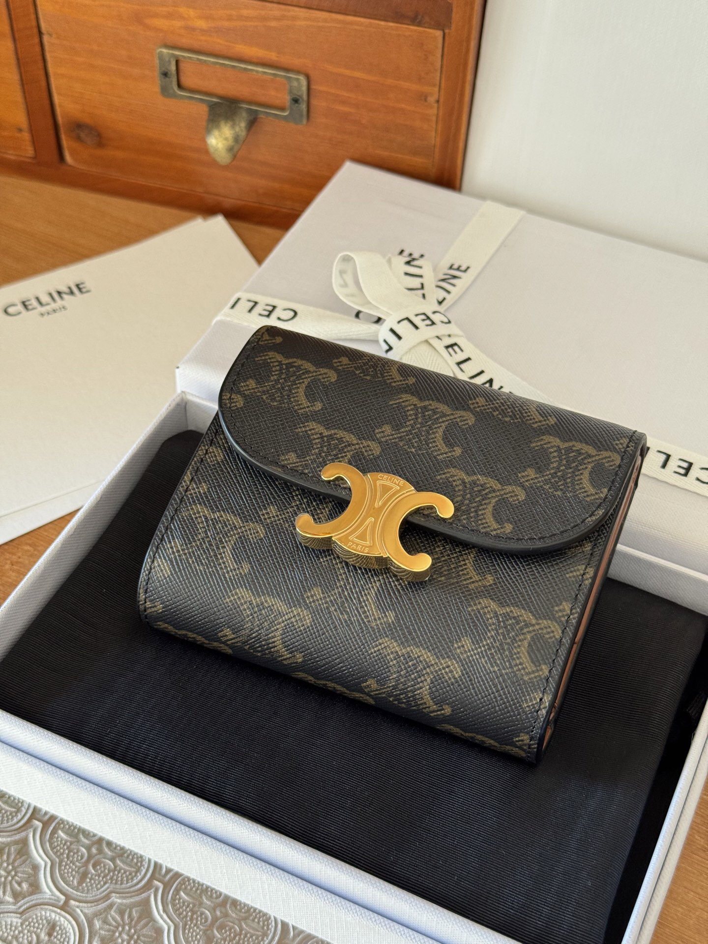 セリーヌ「Celine」 トリアンンフ スムースレザー コンコンパクトウォレット