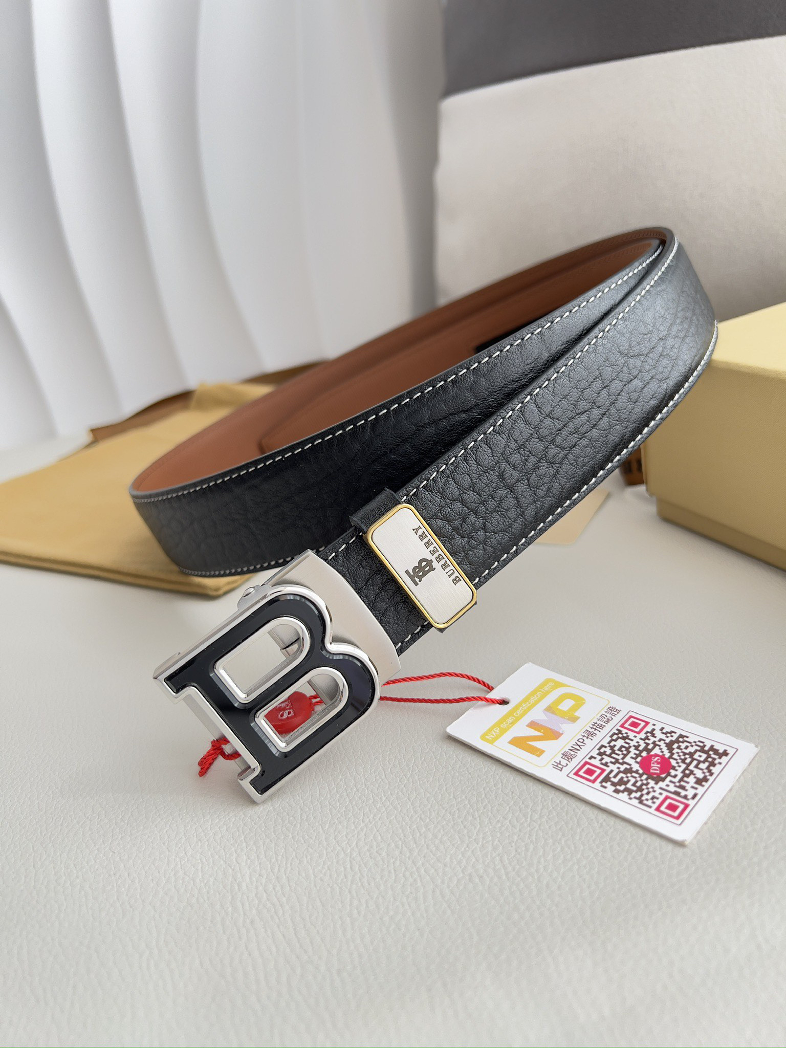 バーバリー「Burberry」オートロックベルト 2色