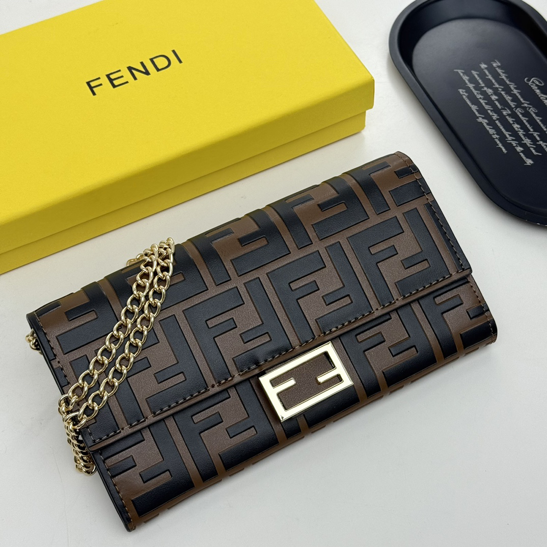 フェンディ「Fendi」マルチファンクション チェーンウォレット