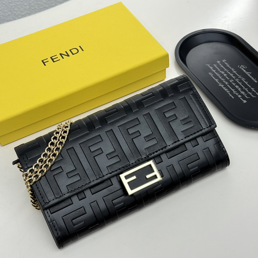 フェンディ「Fendi」マルチファンクション チェーンウォレット