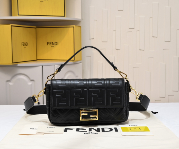 フェンディ「Fendi」Baguette レザー ショルダーバッグ